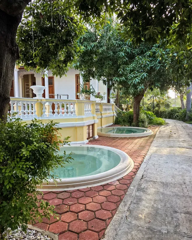 Los dos jacuzzis del Jardín entre la vegetación