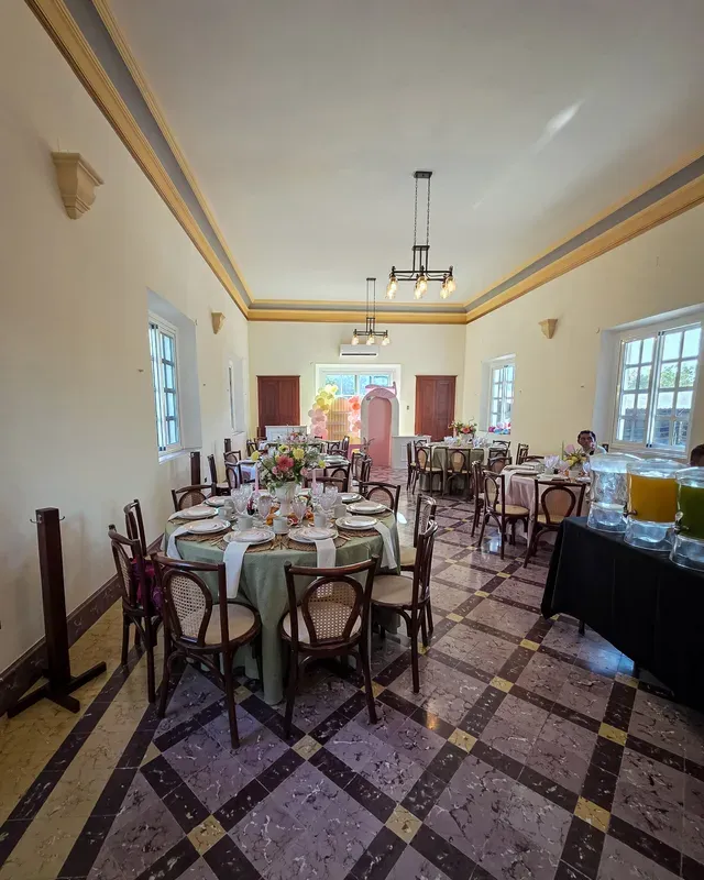 Salón de Eventos montado con mesas redondas para una celebración