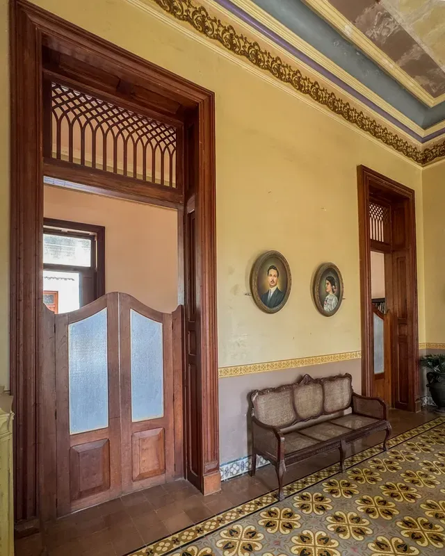 Corredor con retratos ovalados y banca de cedro
