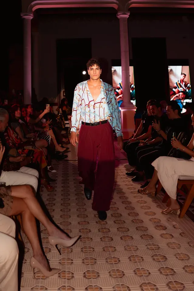 Modelo desfilando durante Runway Project en Casona Cicero