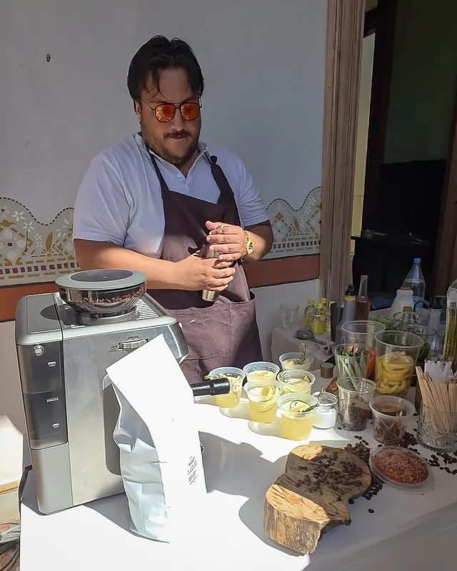 Bartender preparando bebidas en la barra