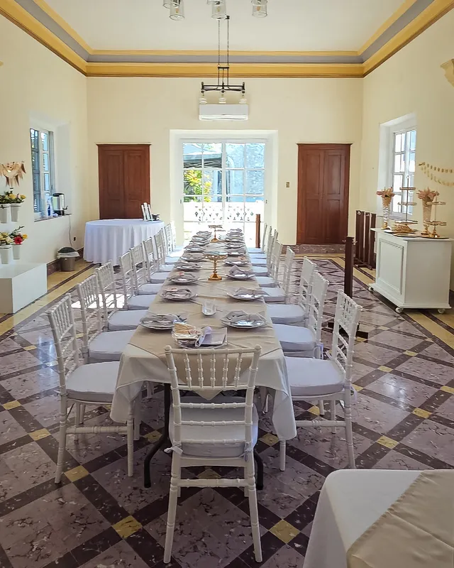 Mesa larga puesta en el salón de eventos