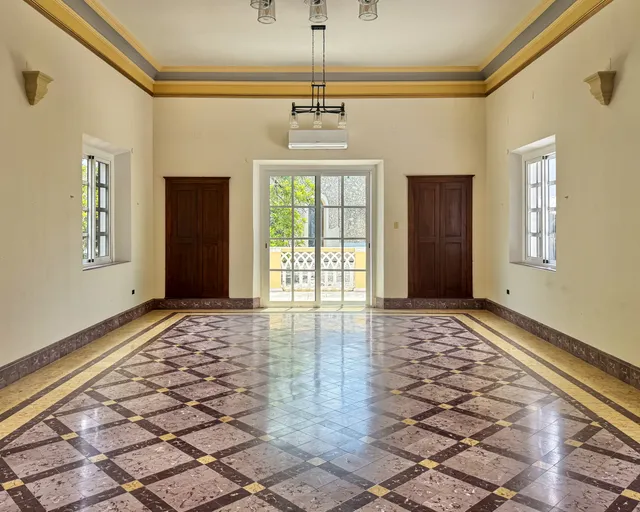 Salón de eventos vacío con piso de pasta