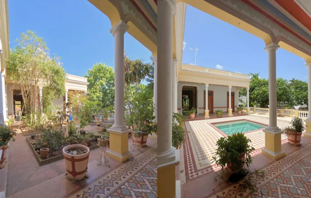 Antes y después del Área Central: jardín interior y terraza con alberca