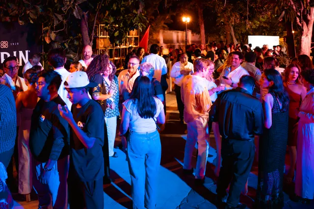 Encuentro de invitados en los jardines de Casona Cicero