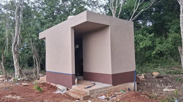 Construcción del baño exterior en Kancabdzonot