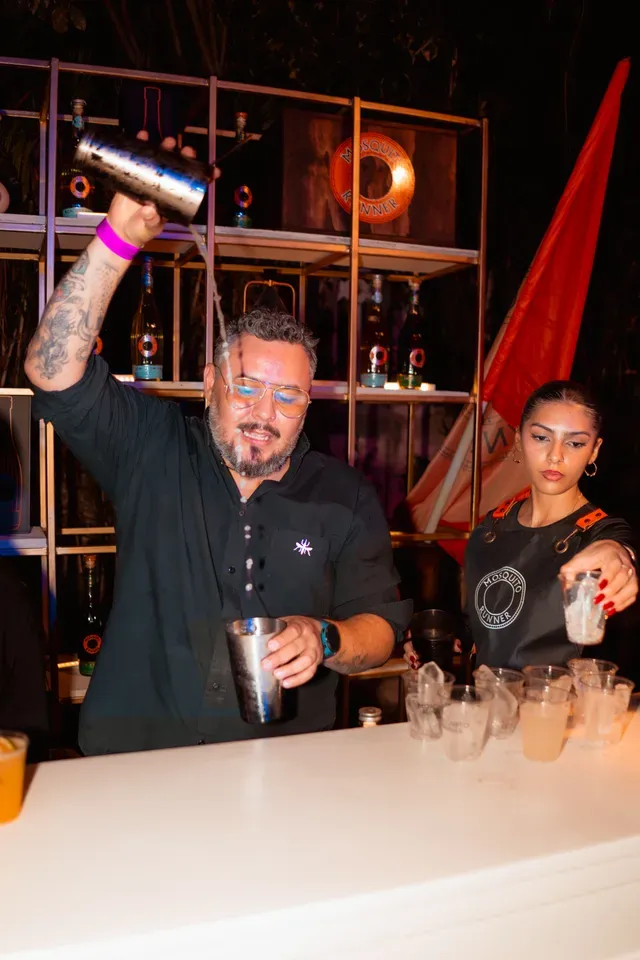 Bartenders preparando cocteles para los invitados
