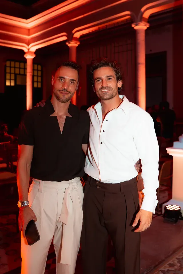Dos invitados posando durante el evento