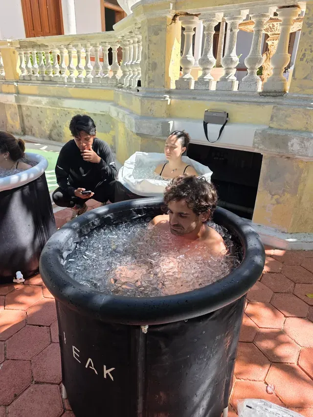 Invitados en baño de hielo durante el retiro de bienestar